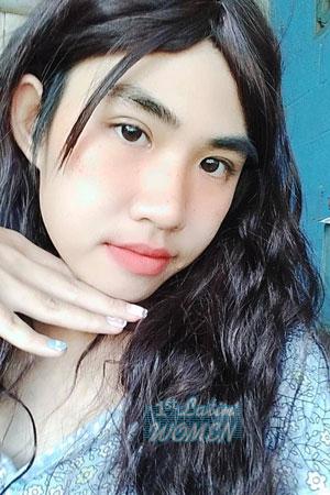 208628 - Pongarpha Age: 22 - Thailand